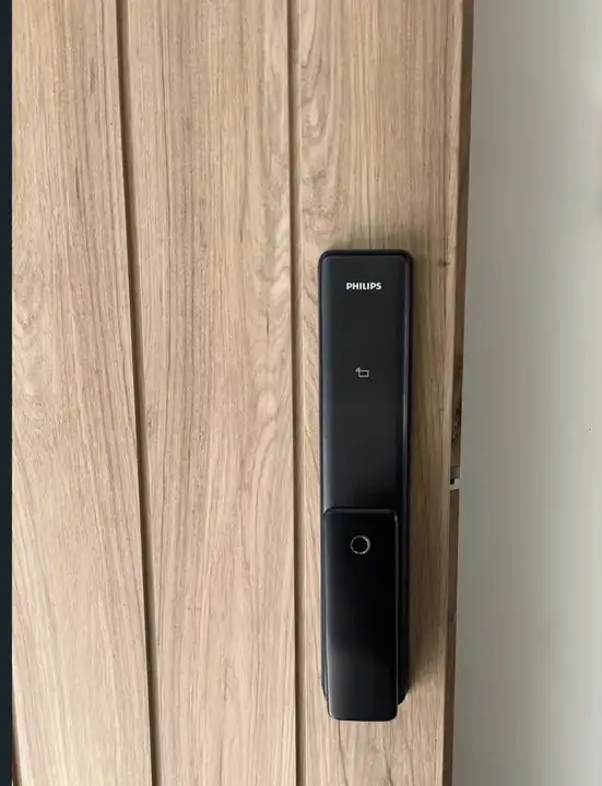 Cerradura digital instalada en puerta de madera clara