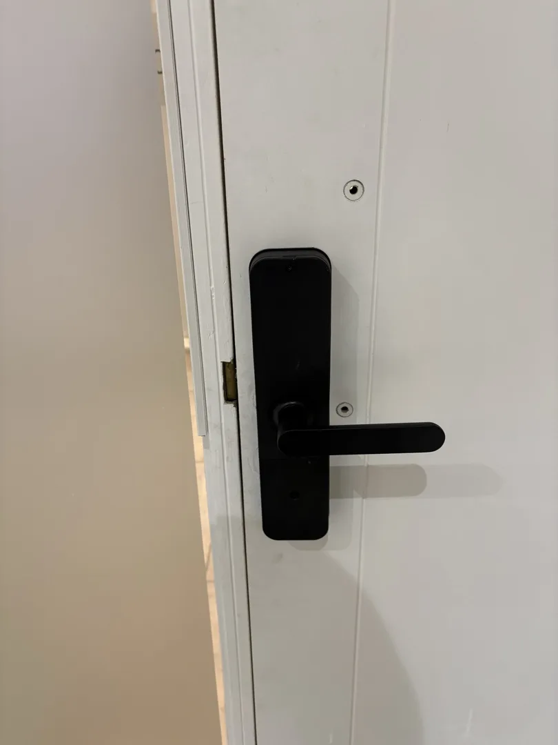 Cerradura digital instalada en una oficina sobre avenida Constitución