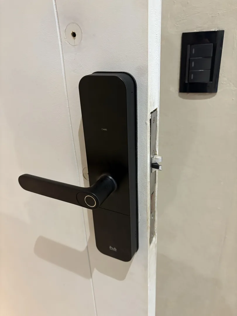 Cerradura digital integrada a la puerta