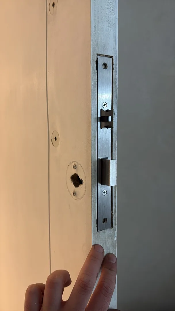 Puerta de oficina antes de instalar la cerradura digital
