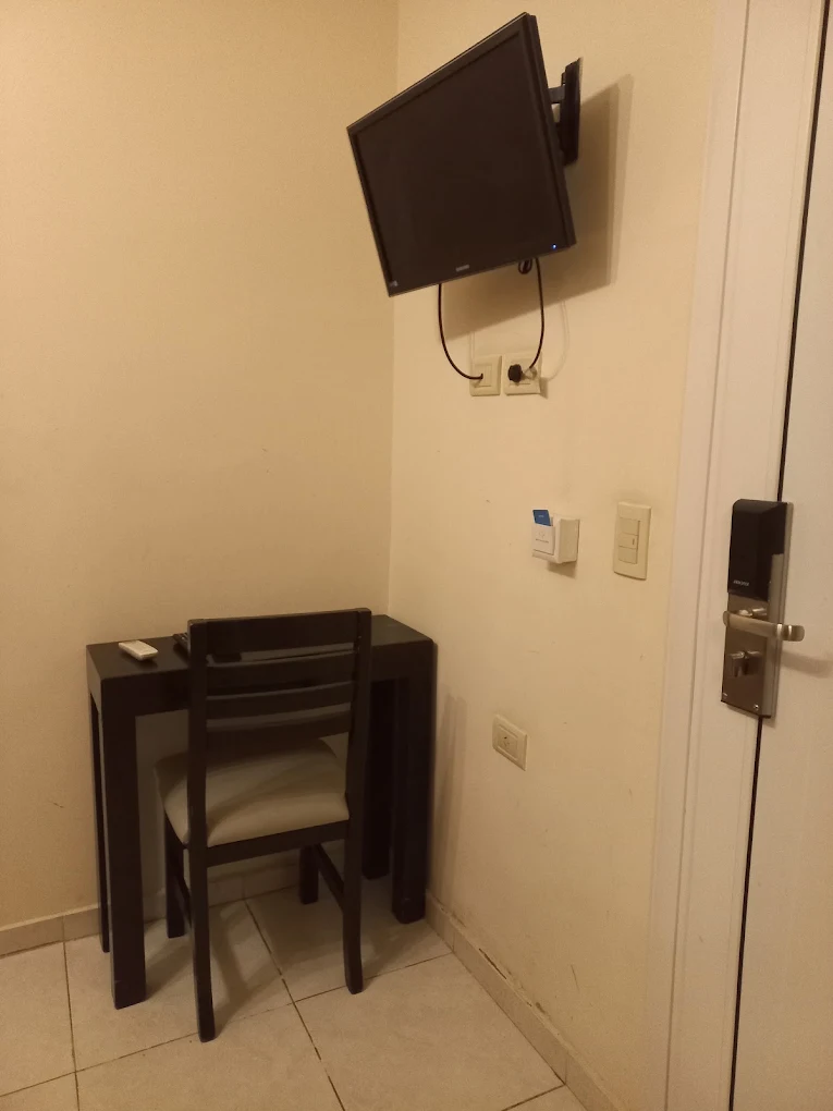 Interior de una habitación del Hotel UPSA con economizador de energía